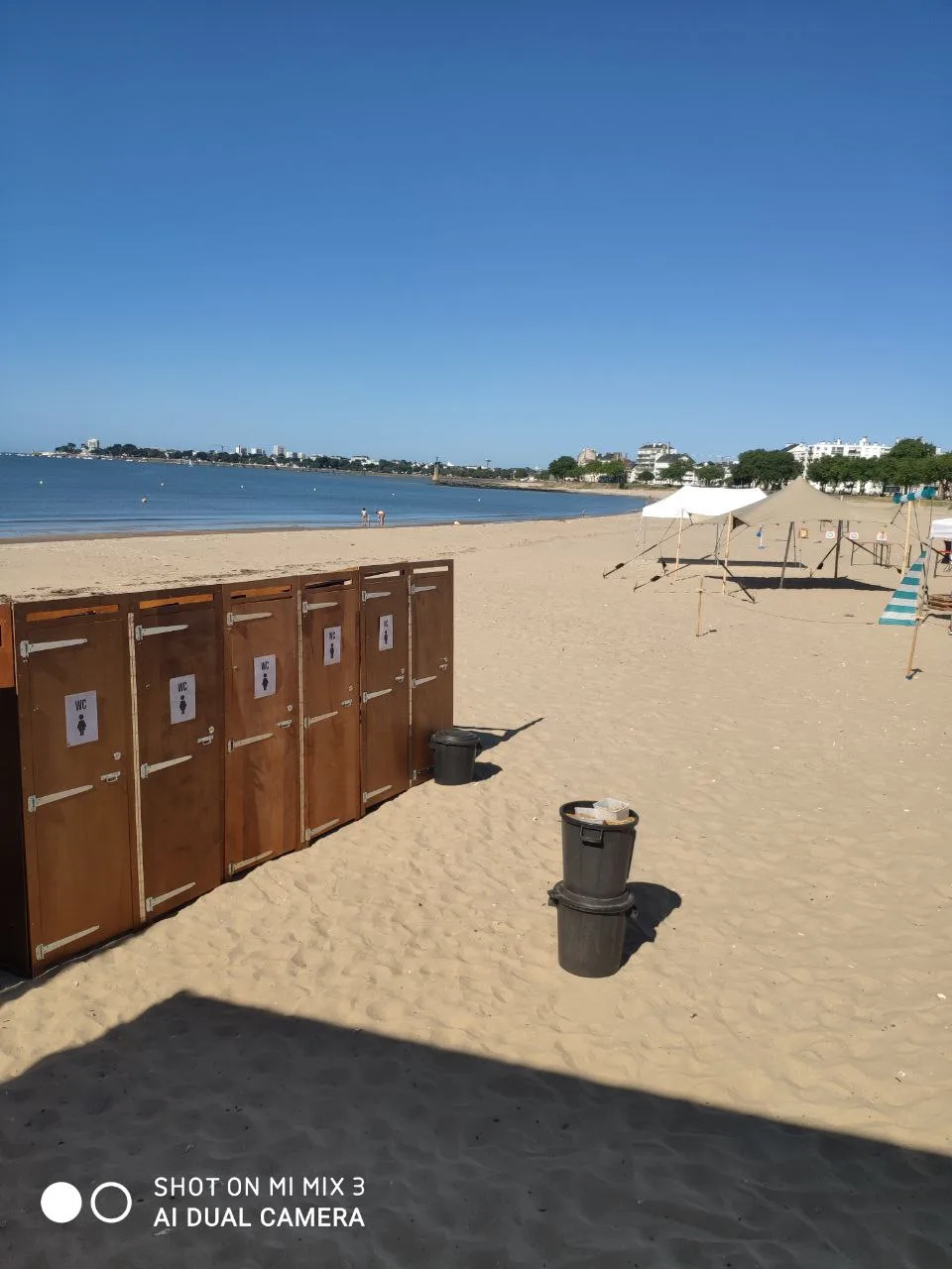 Cabines sèches installées en contexte événementiel en extérieur
